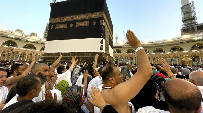 Tawaf dalam Haji: Lingkaran Suci Ibadah